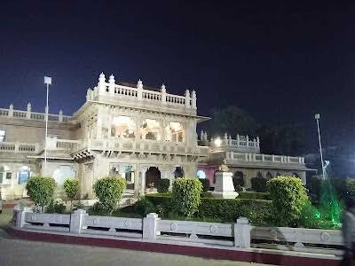 प्रतिष्ठित जीवाजी क्लब में कथित इज्जतदार खेल रहे थे जुआ, पुलिस पहुँची तो हुआ ये.. प्रतिष्ठित जीवाजी क्लब में कथित इज्जतदार खेल रहे थे जुआ, पुलिस पहुँची तो हुआ ये..